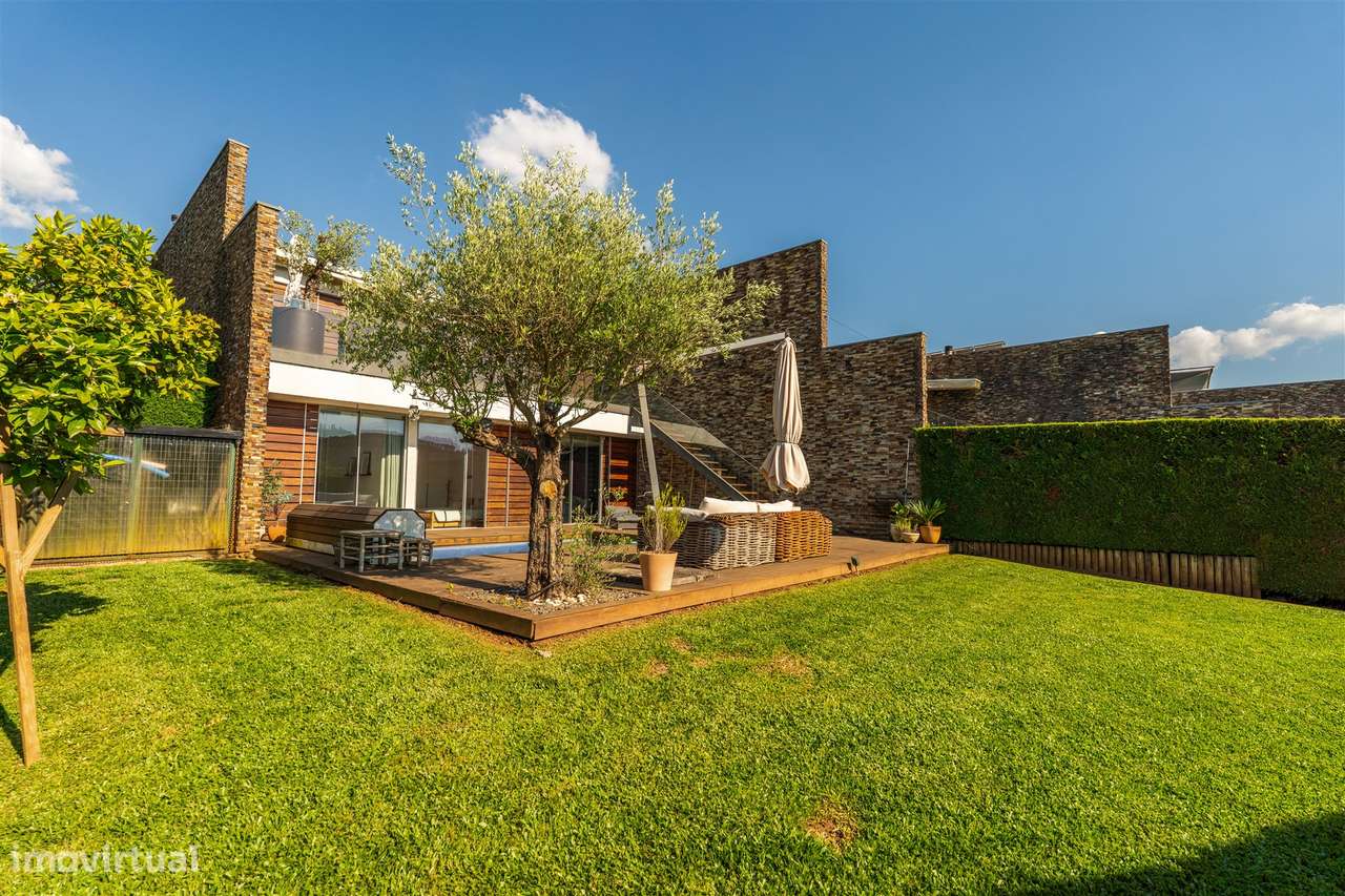 Moradia T4 com piscina, jardim e vista tranquila-40