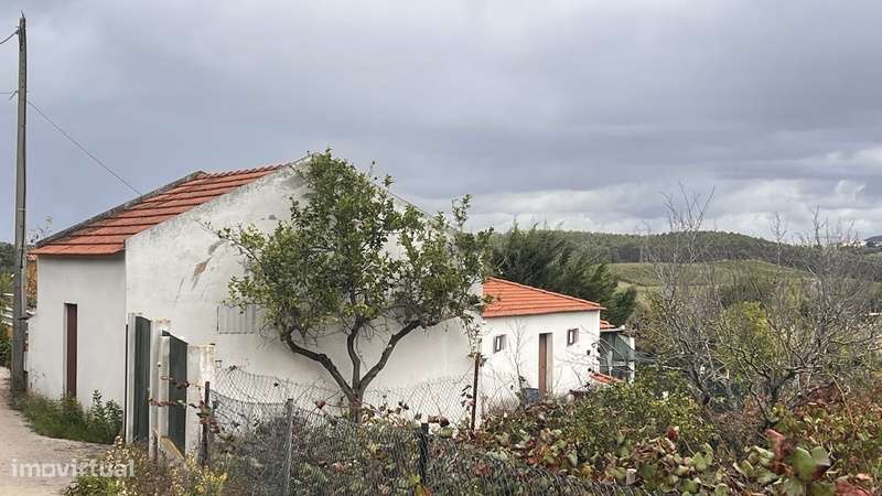 Armazém com Potencial para Moradia no Centro do Cadaval!-5