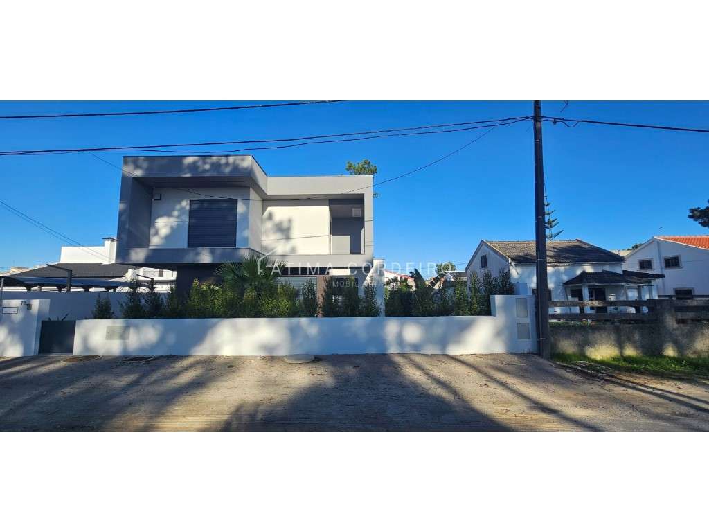 Excelente Moradia T3 Isolada com Piscina e garagem com acabamentos ...-5