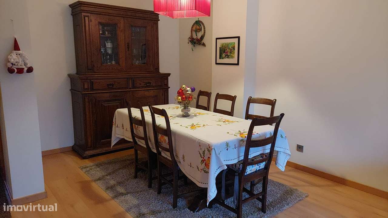 Moradia T3 + 1 com garagem, terraço e jardim no centro de Arouca - Grande imagem: 5/42