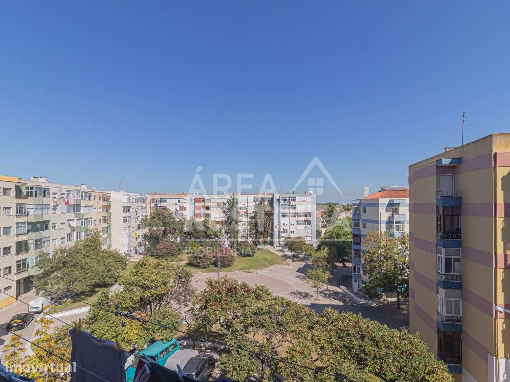 Apartamento T4 transformado em T3 no Laranjeiro-19