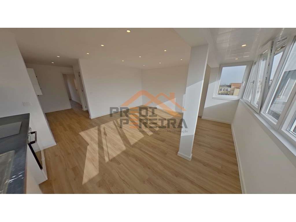 Situado em Camarate, T2 remodelado, com varanda. - Grande imagem: 4/22