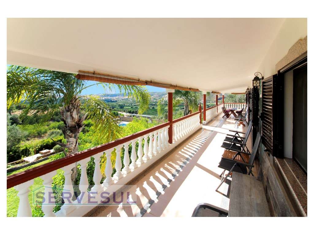 Espaçosa Moradia de dois pisos com 5 quartos, piscina, estacionamen... - Grande imagem: 4/39