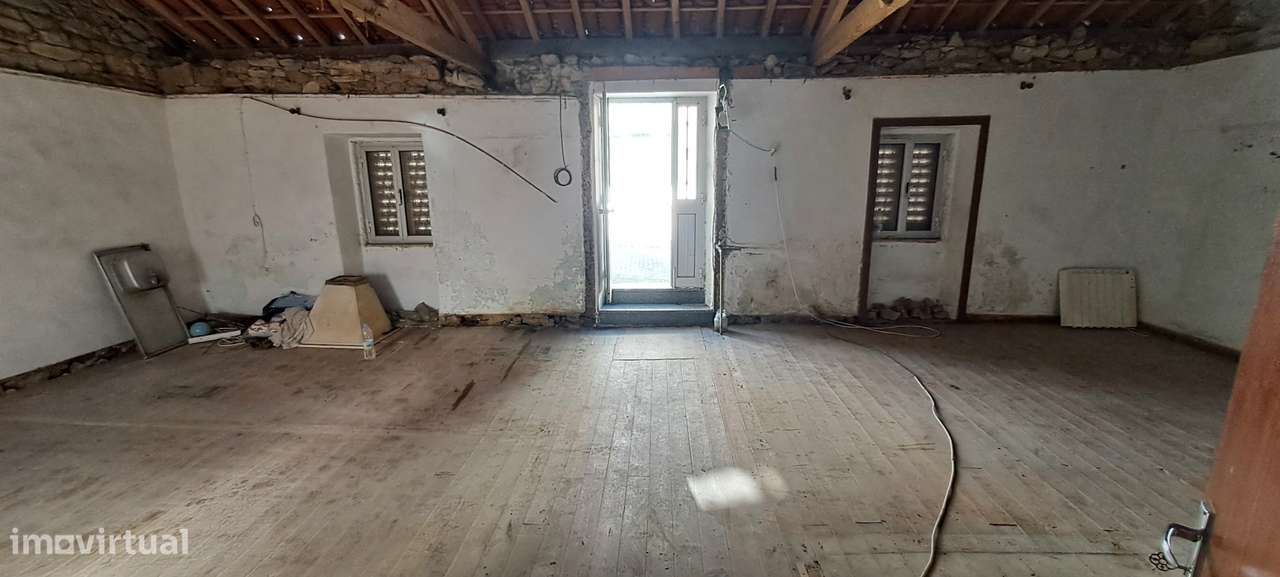 Moradia para restaurar T2 em Miranda do Douro-10
