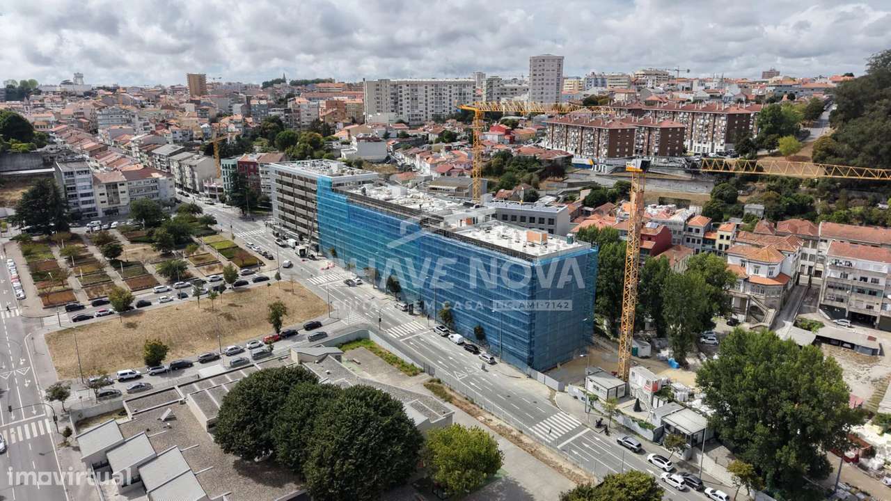 T1 Novo no Edifício Flores | Exposição a Sul e Garagem a 800m do Metro-16