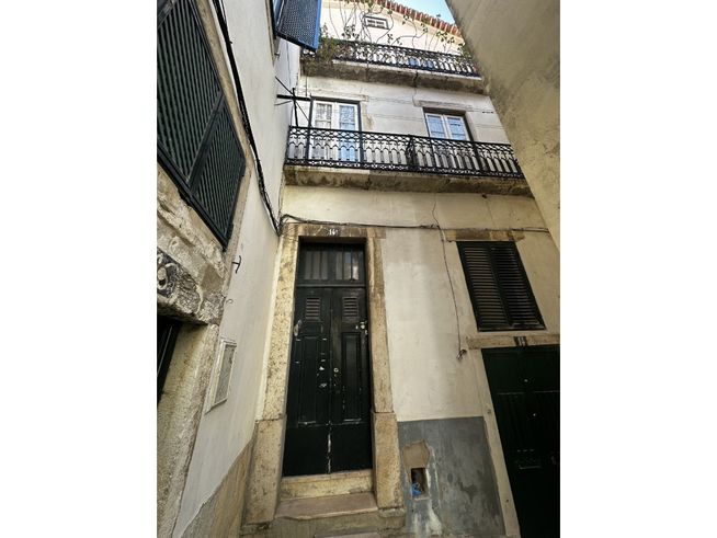 Prédio Típico para Reabilitar em Alfama com Vista Rio e Potencial d...-17