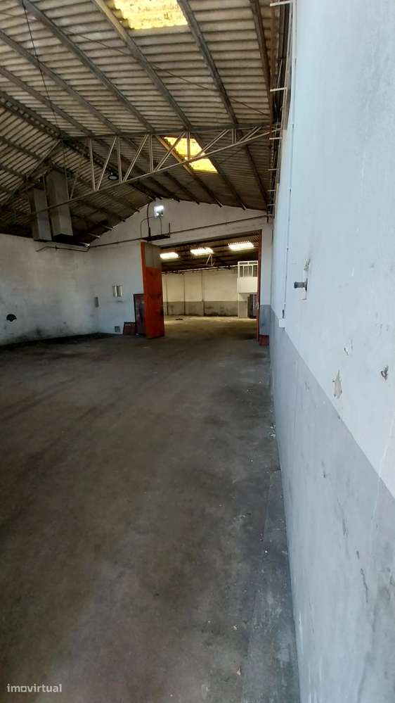 Edifício industrial  com 2000 m2 em Sandim-12