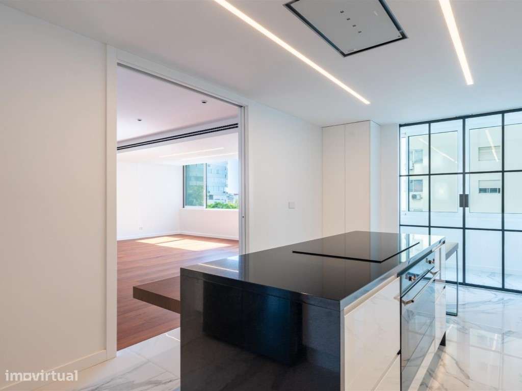 T4 de luxo totalmente renovado nas Torres Restelo - Grande imagem: 4/22
