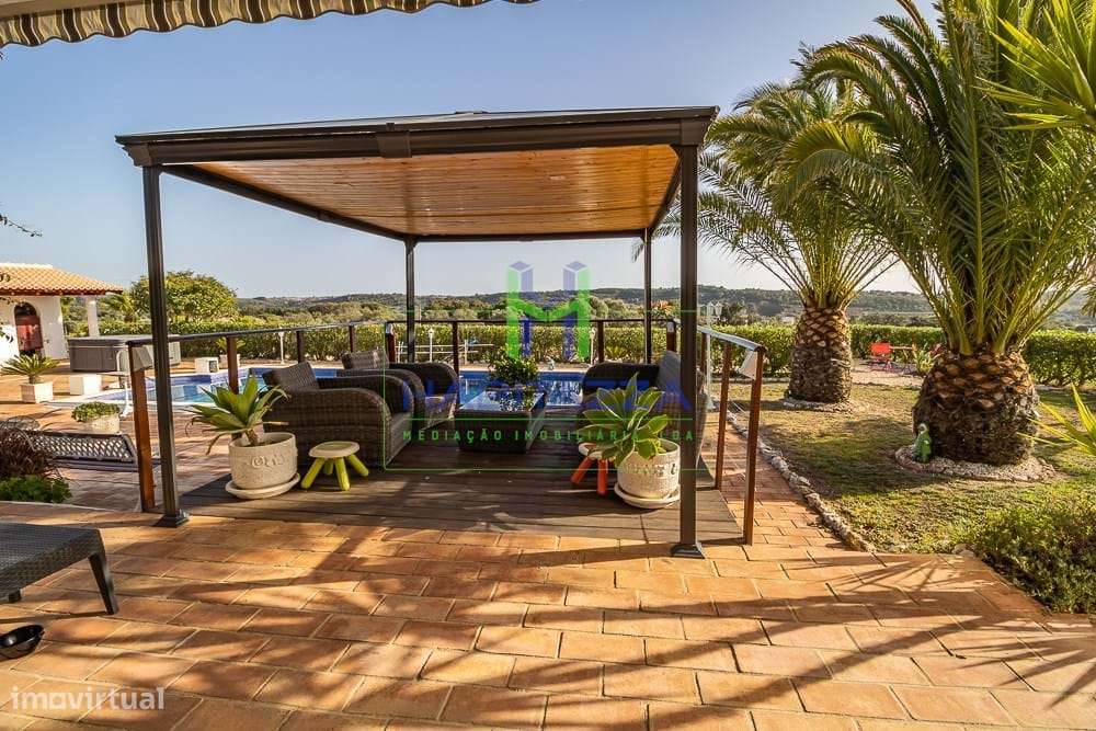 Fantástica Moradia Térrea T3+1, com piscina, grande jardim, e garagem,-5