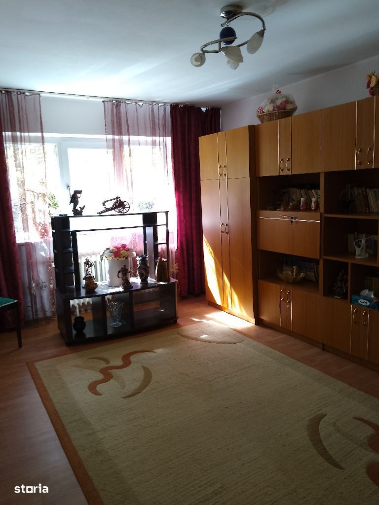 Închiriez apartament 3 camere Valea Roșie