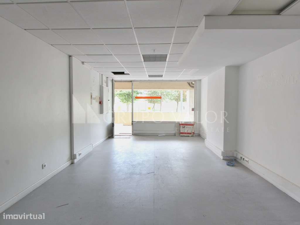 Loja 114m2, com duas montras, em Benfica - Grande imagem: 5/21