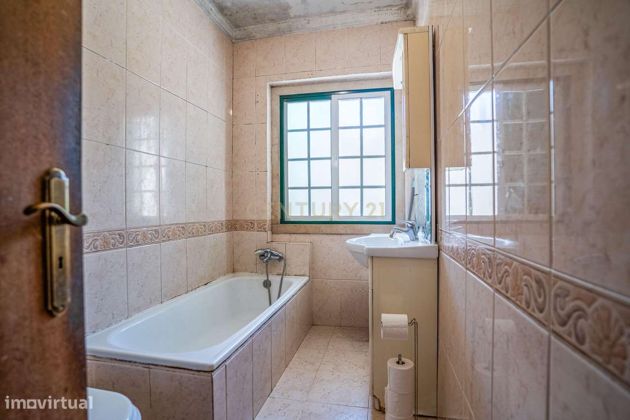 Propriedade composta por prédio, moradia e terreno em Salir do Porto-21