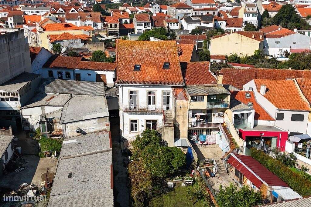 Moradia T9 no Centro de Ovar - Potencial para Turismo | Moradia Bifami-11