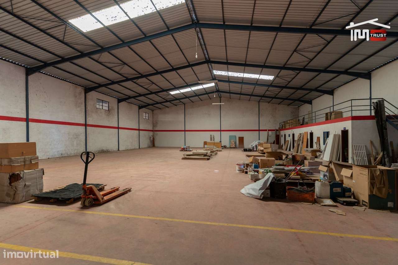 ARMAZÉM COM 7OO M2, ESCRITORIOS E SHOWROOM (OUREM) - Grande imagem: 1/25