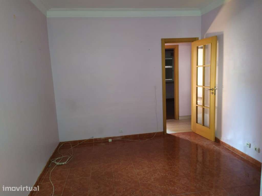 Apartamento T2 com localização privilegiada na Venteira, Amadora.-6