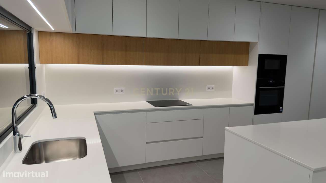 Moradia Contemporânea de Luxo em Azurara | Elegância, Privacidade e Di-17