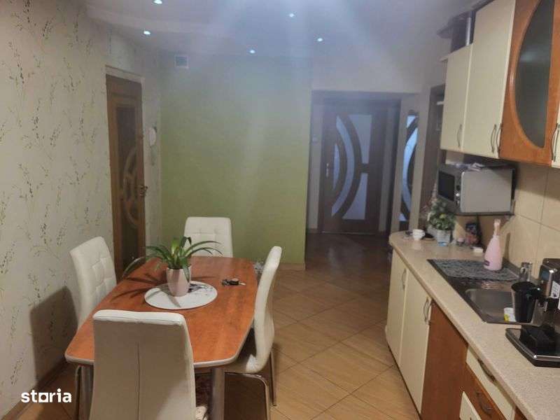 Persoana Fizica vand apart cu 3 camere, decomandat, zona linistita - Imagine principală: 5/8