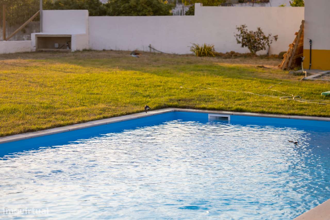 Moradia T-1 com logradouro, piscina, estacionamento.-35