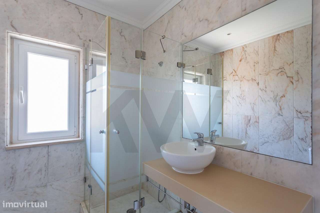 Moradia Isolada | 5 Quartos, Jardim, Garagem para 4 Carros-31