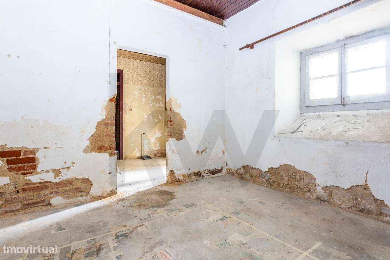Apartamento em Cave para Remodelação Total | Graça – Lisboa - Grande imagem: 2/16