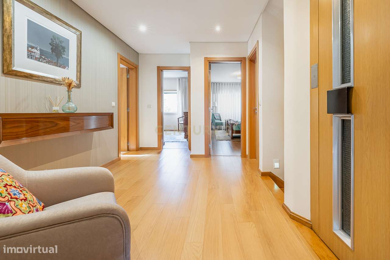 Moradia de Luxo T4 com Piscina e Jardim em Alvalade-30