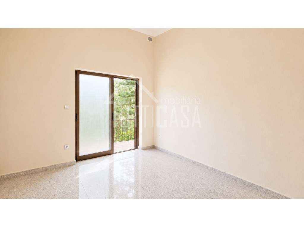 Moradia T2+2 com Jardim, Garagem e Total Privacidade-13
