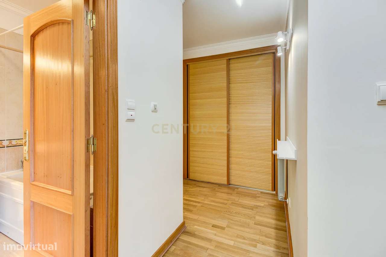 Apartamento T2 com Terraço e Arrecadação para Arrendamento | Alto da M - Grande imagem: 5/23