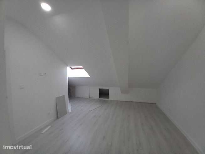 Apartamento Duplex Totalmente Remodelado na Costa da Caparica-28