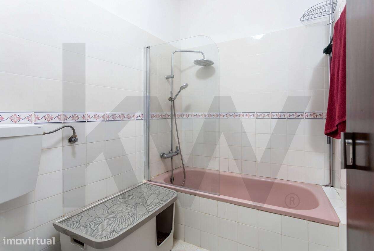 Moradia T2  com Garagem  e anexos inserida num lote de 1500 m2 de ter-23