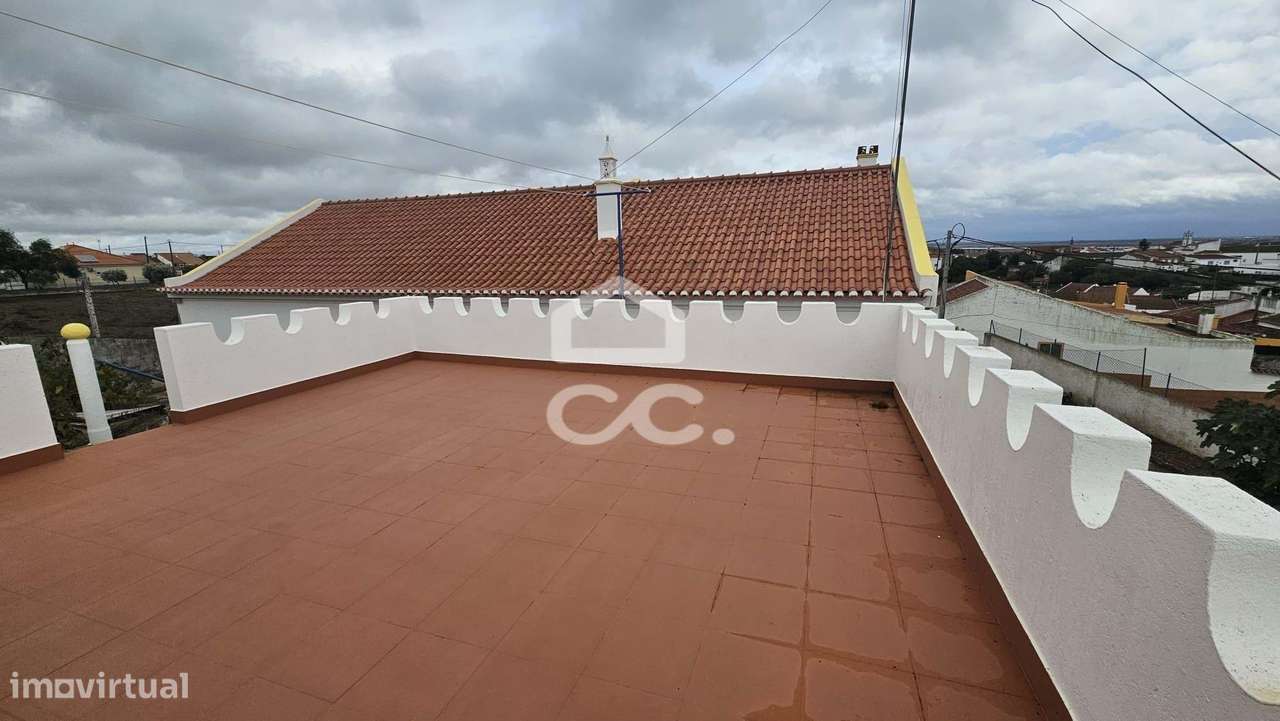 Moradia V4 com 174 M2, aproveitamento de sótão, garagem para 2 viatura-14