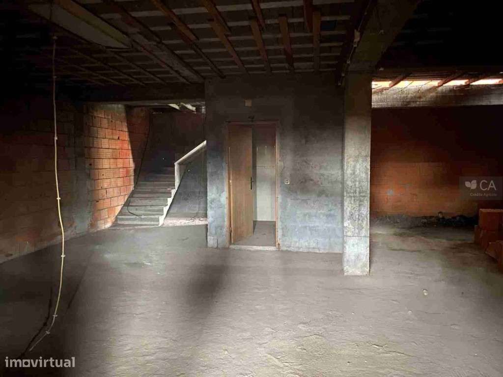 Armazém afeto a serviços, em construção, com 564,70 m2, sito no Tro... - Grande imagem: 4/5