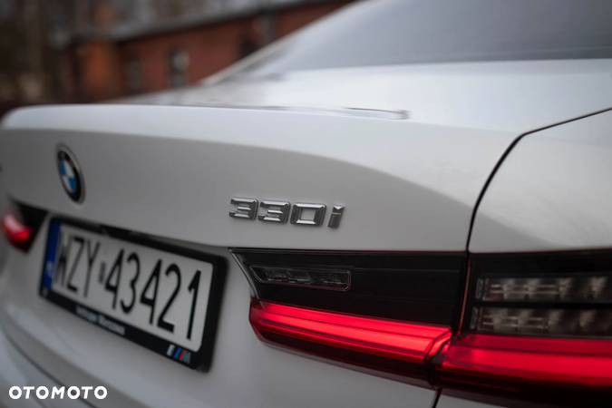 BMW Seria 3 330i xDrive Sport Line - 17