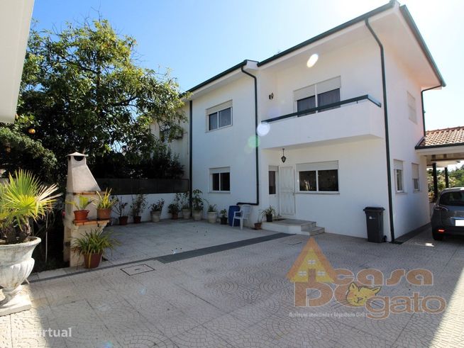 Moradia de 3 frentes com excelente luminosidade-20