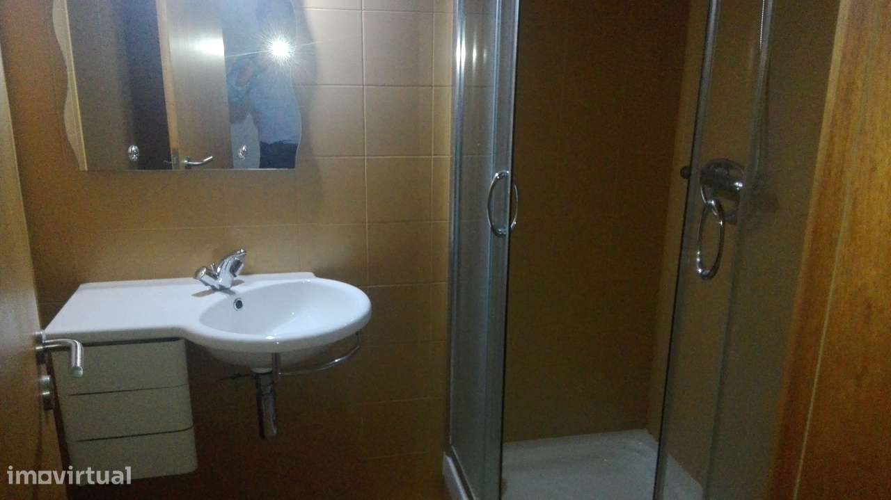 Quarto em Apart. T3, jovens profissionais, Porto, a 800m do S. João - Grande imagem: 4/4