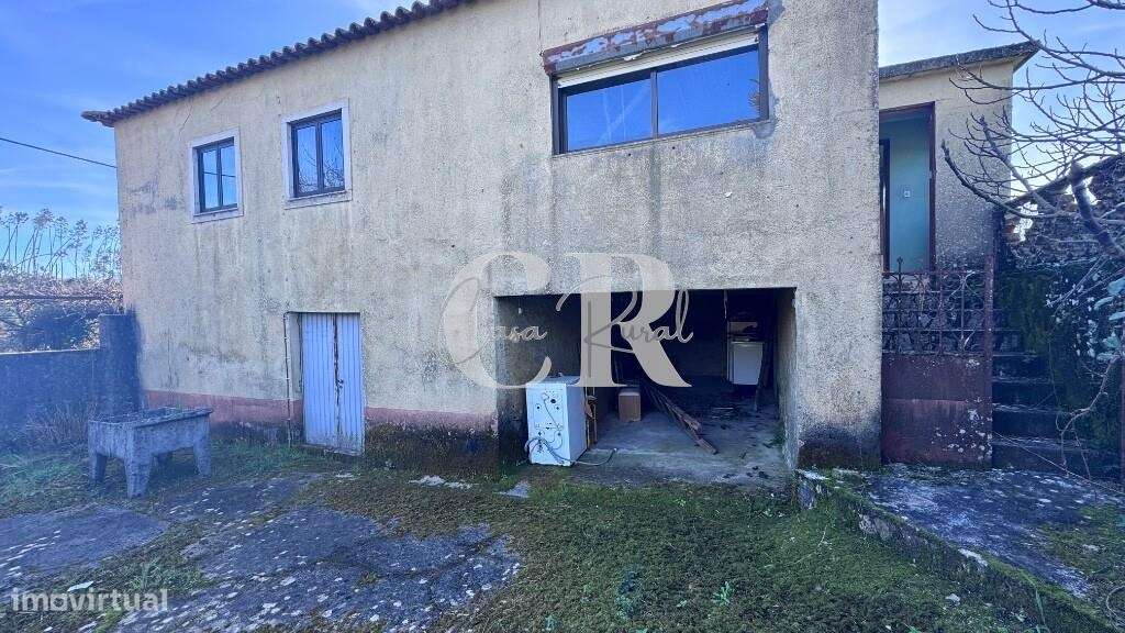 Casa de pedra com terreno e poço-7