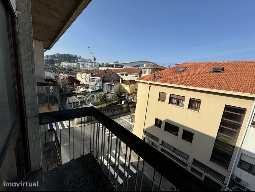 Apartamento T2 Jardim da Corujeira. Para remodelar. Porto. Exclusivo