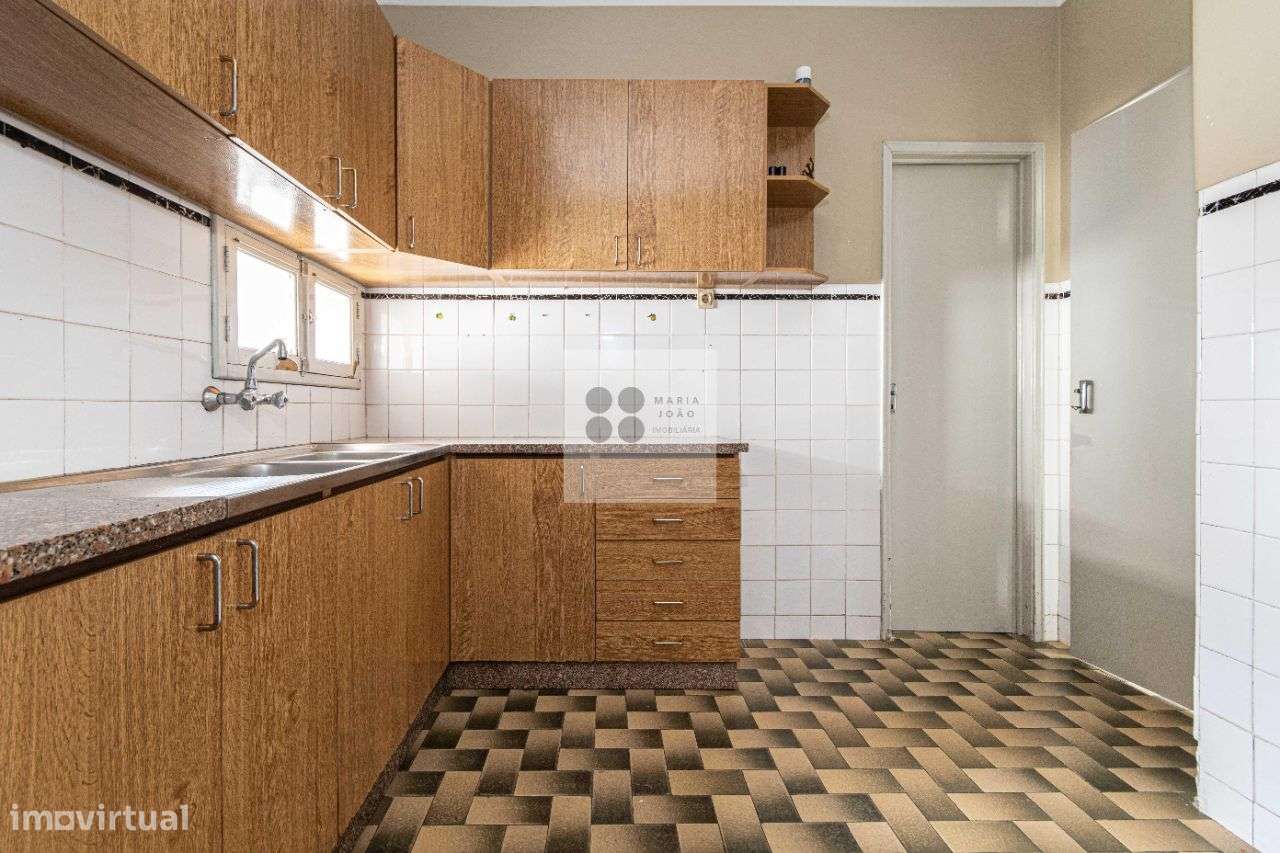 Moradia Bifamiliar, Quintal, Garagem, Local Sossegado.-33