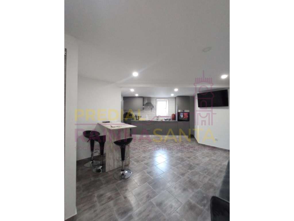 Prédio c/ três apartamentos T4 e lavandaria - Coimbra-12