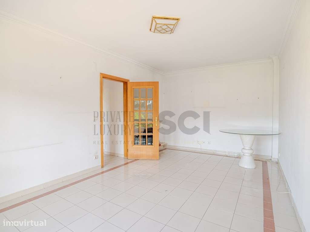 Apartamento T3 Parque da Paz Almada Arrecadação e Varandas-9