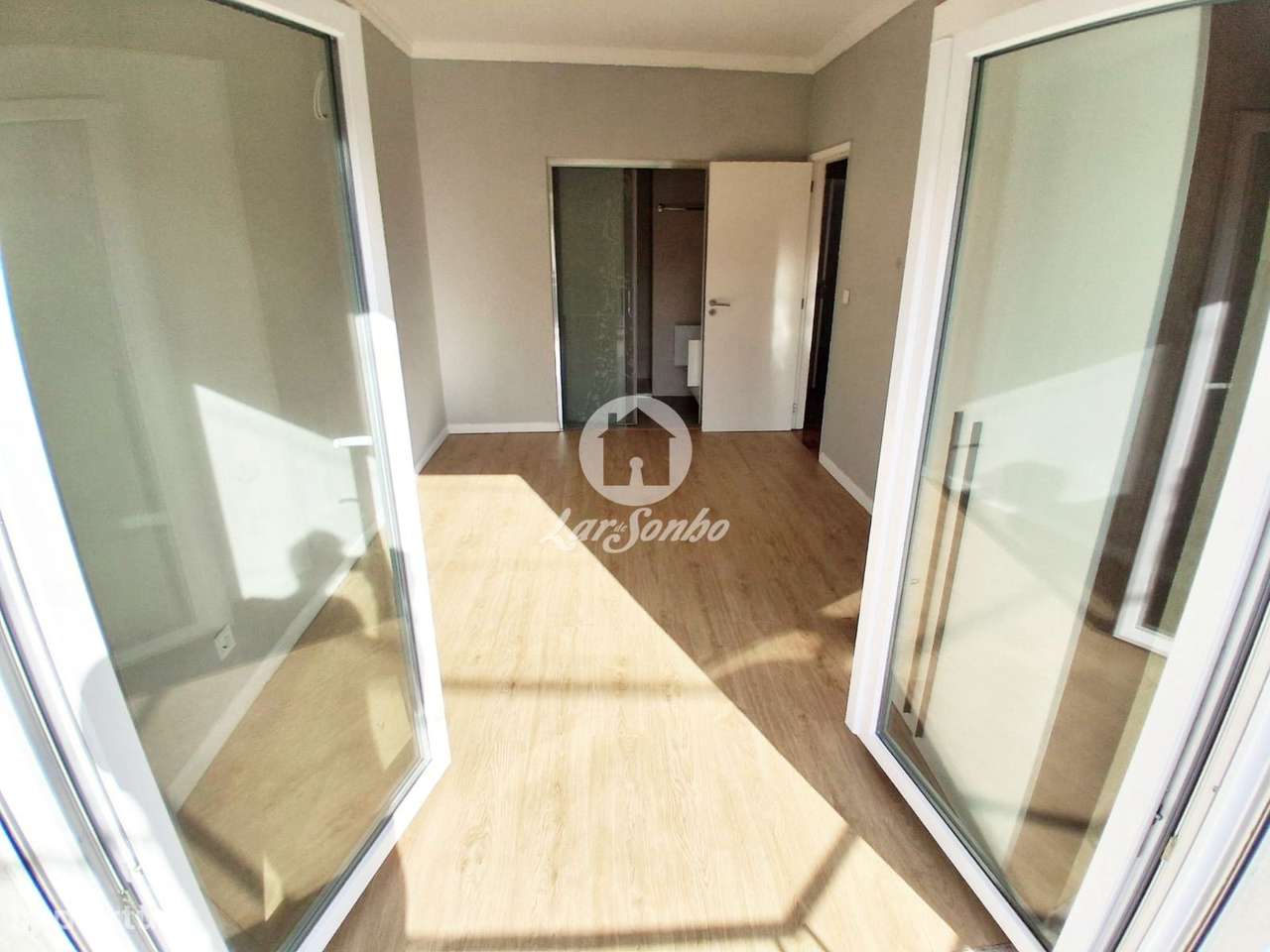 Andar moradia T3 totalmente renovado, com três frentes e excelente ...-11