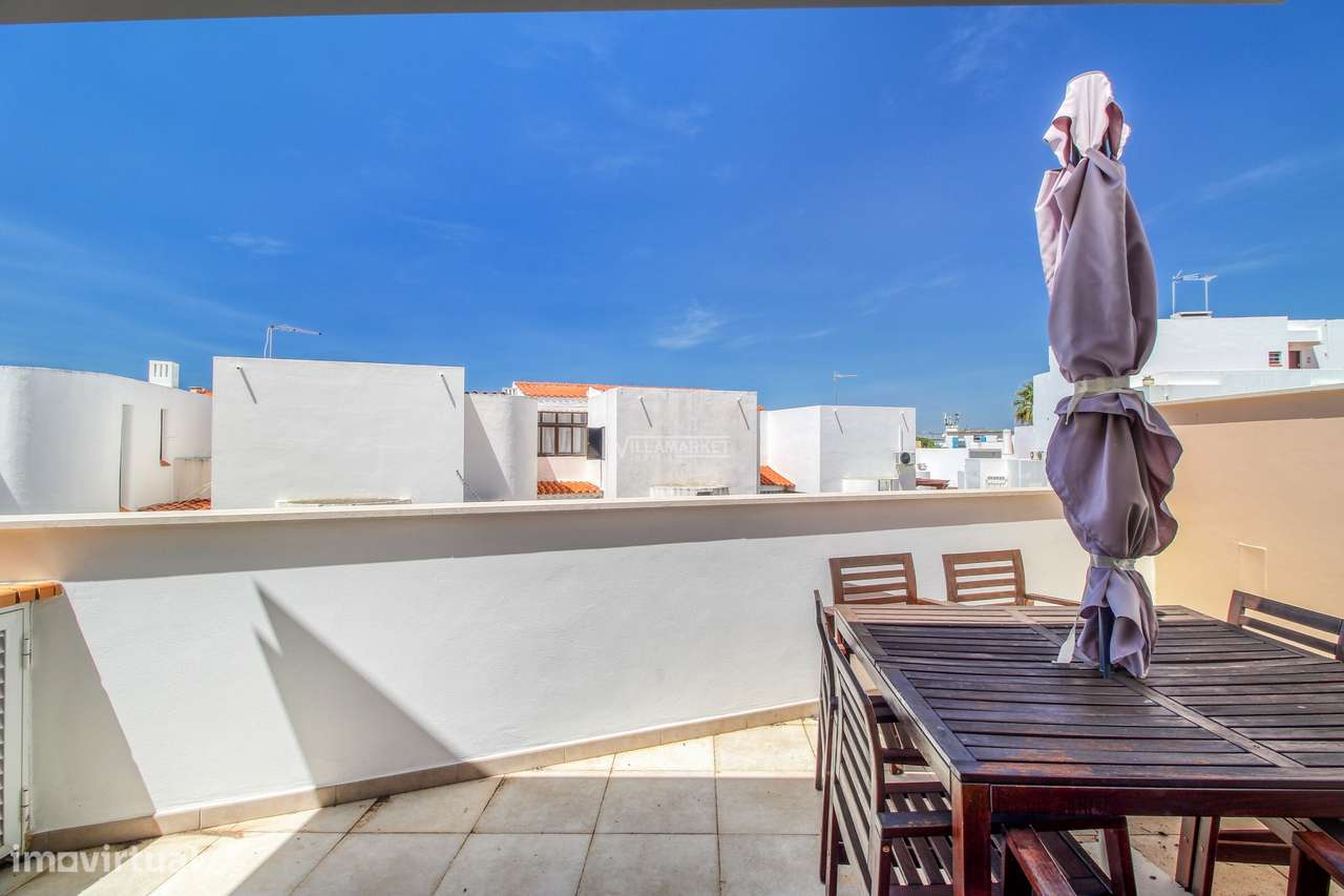 Moradia V3 + 2 em Banda inserida em condomínio com piscina e garagem s-10