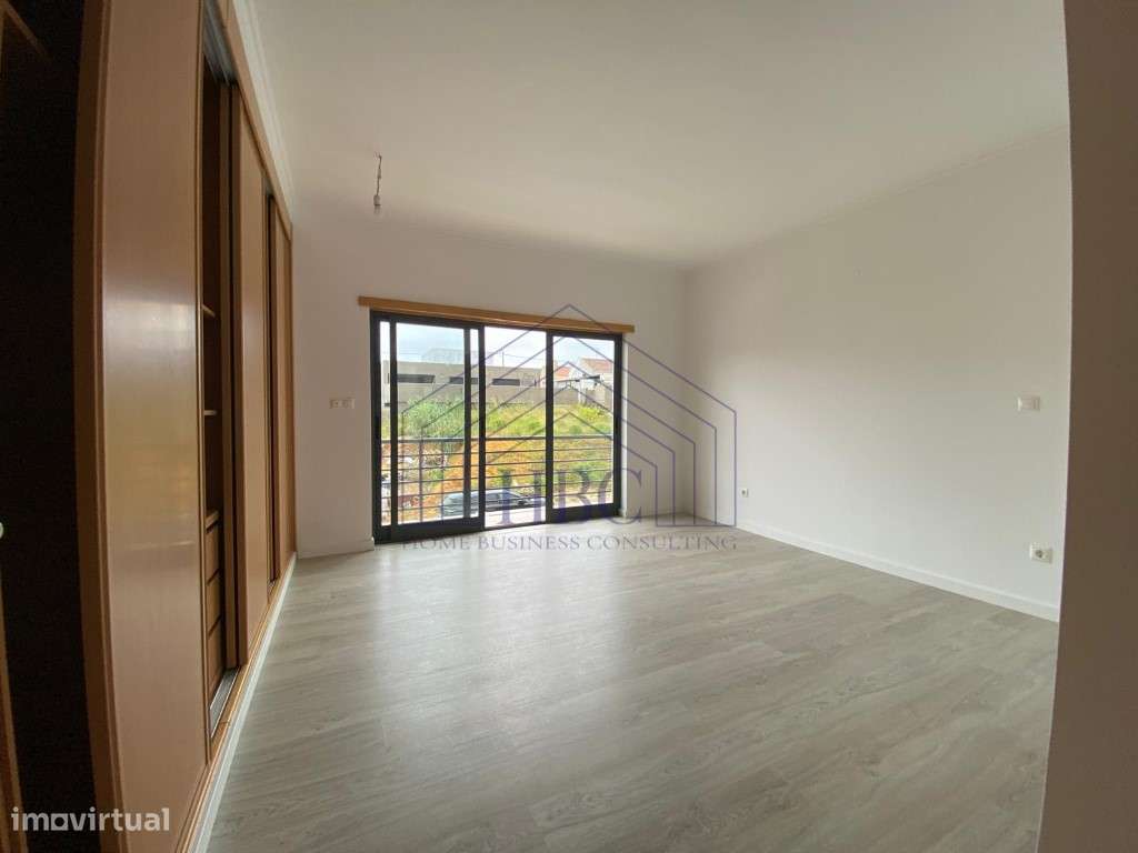 Moradia T5 Moderna e Remodelada no Feijó - Espaço, Conforto e Exclu...-20