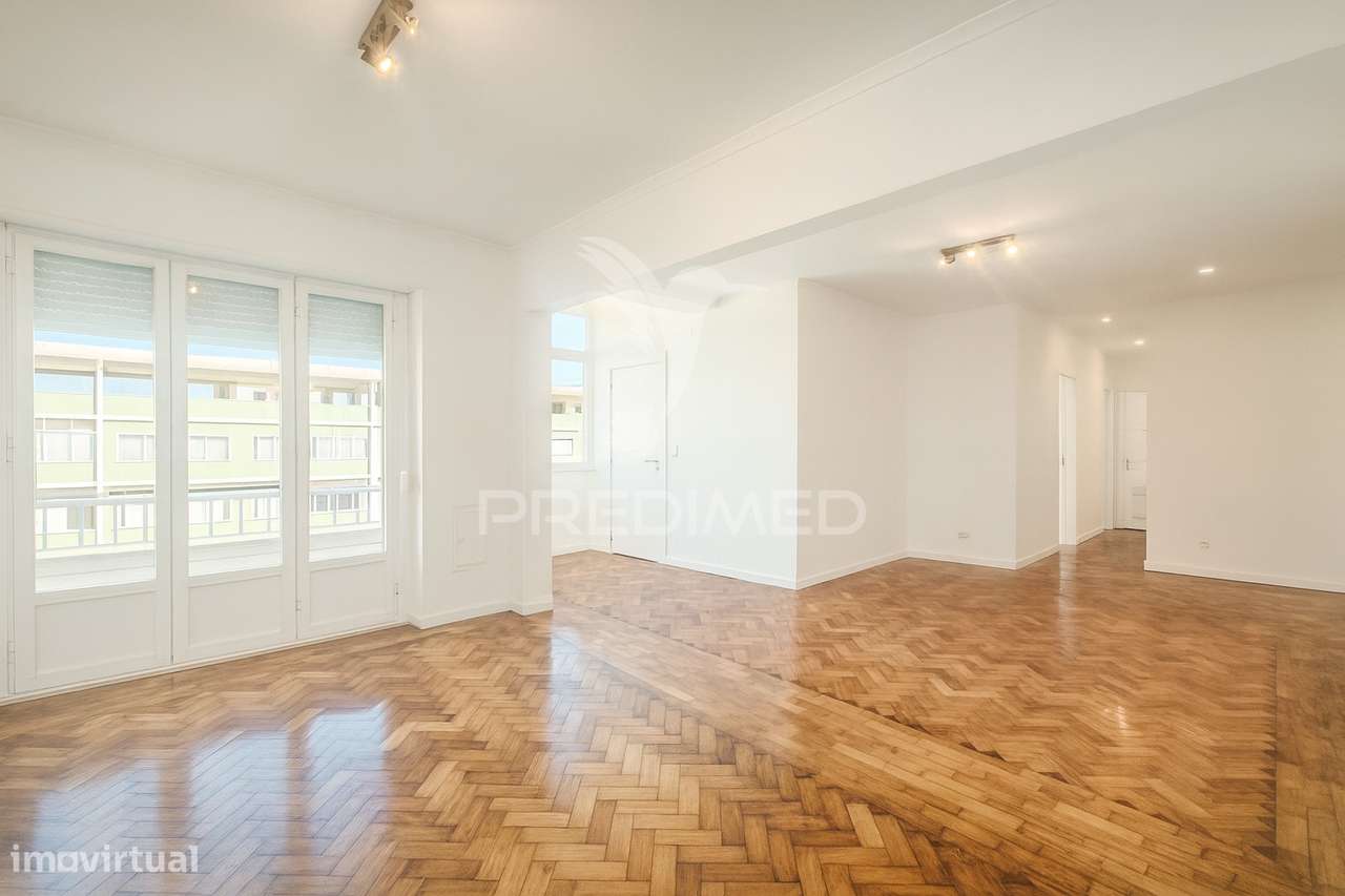 T3 Remodelado com 117 m² | Piso Alto com Elevador | Entrecampos - Grande imagem: 2/32