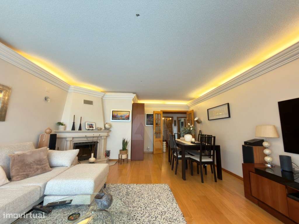 Apartamento T4 com Garagem box, na Amadora-3