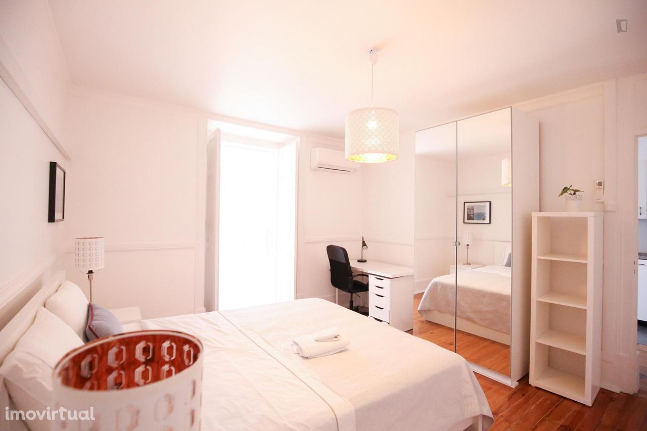 169846 - Graceful queen bedroom in a student flat, in Arroios, near...