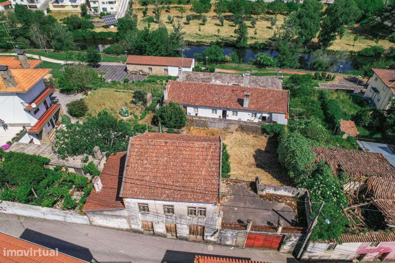 Moradia de estilo antigo de 300m2 com terreno, no centro da Sertã - Grande imagem: 4/46