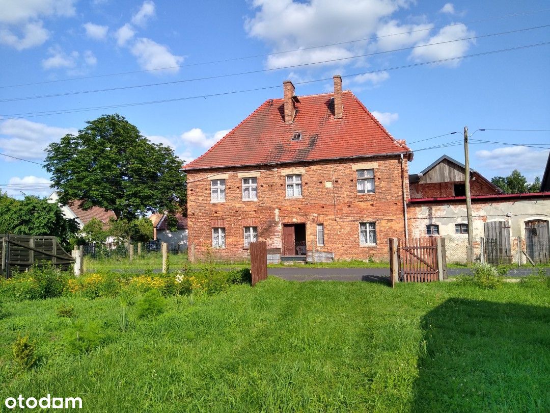 Piękny dom z cegły.