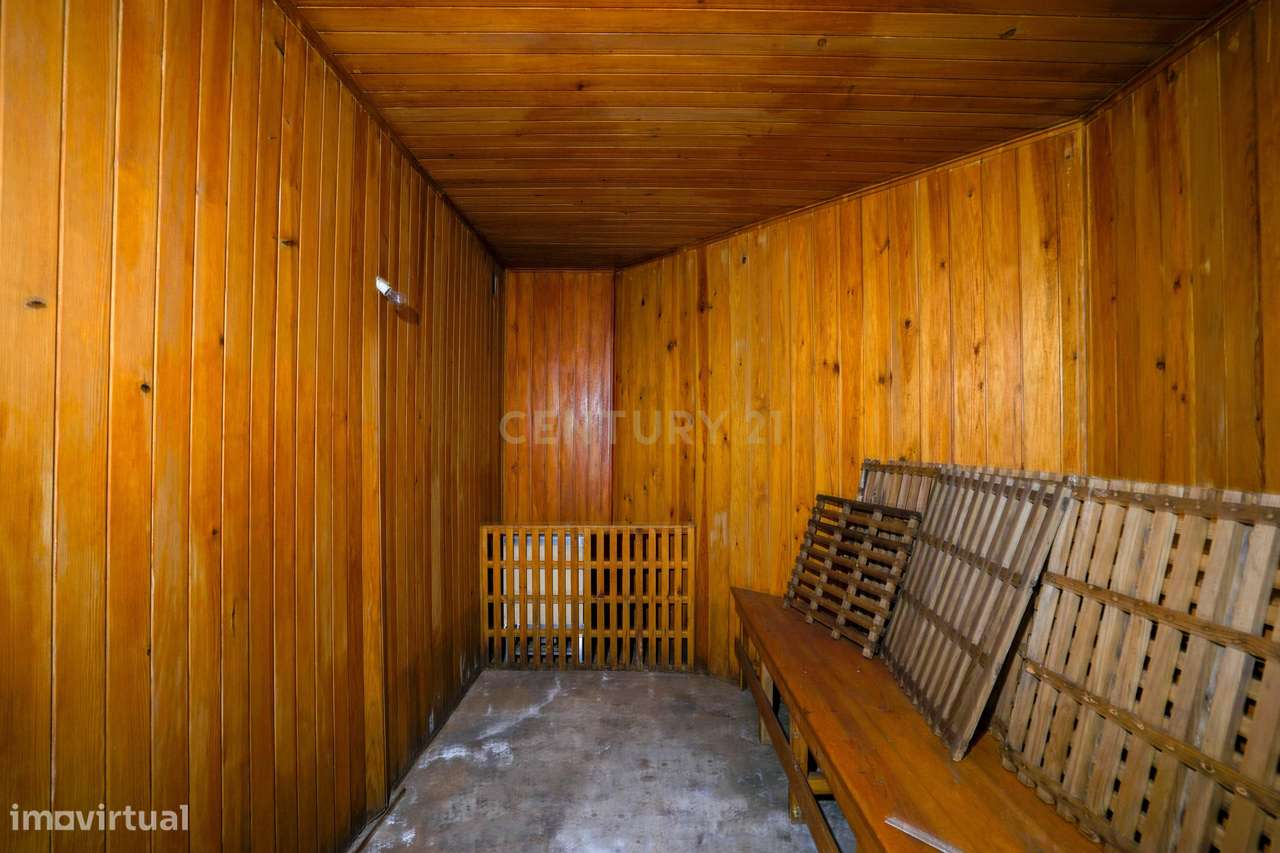 Moradia para remodelação total em Parede com Vista Panorâmica para o M-22