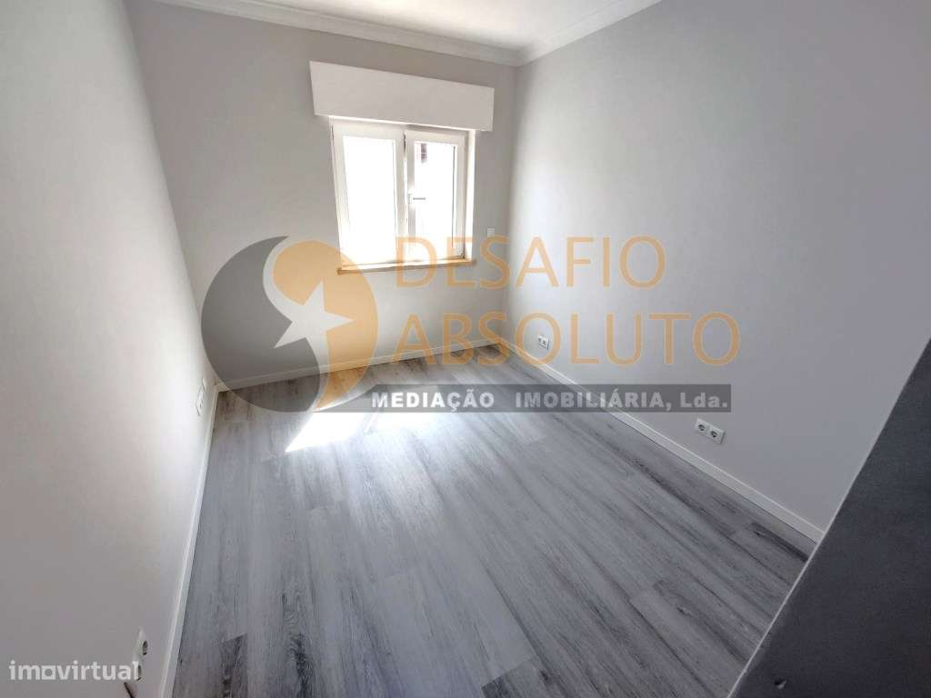 Apartamento T2 totalmente Remodelado c/ Arrecadação. Corroios-15
