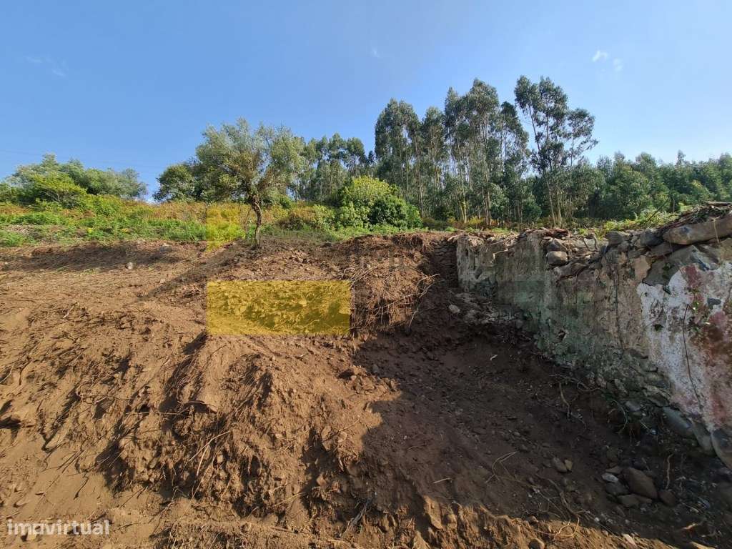 Ruína inserida em terreno urbano com 110m +2 parcelas de terreno Rú... - Grande imagem: 5/21